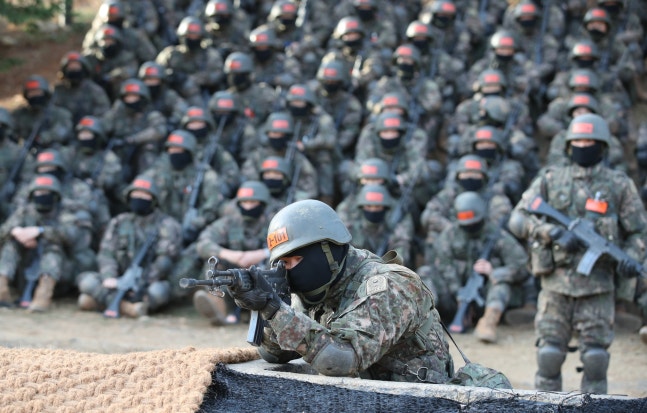 충남 논산 육군훈련소 각개전투훈련장에서 훈련병들이 훈련을 받고 있다./뉴스1