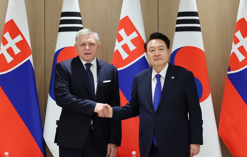 尹 “전략적 <b>동반자</b> 관계 수립” <b>슬로바키아</b> 총리 “원자력 협력 논의하...
