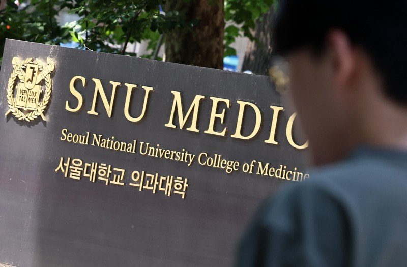 [단독] <b>서울대</b> 의대, 학생들 휴학계 <b>승인</b>... “동맹휴학 절대불가” 정...