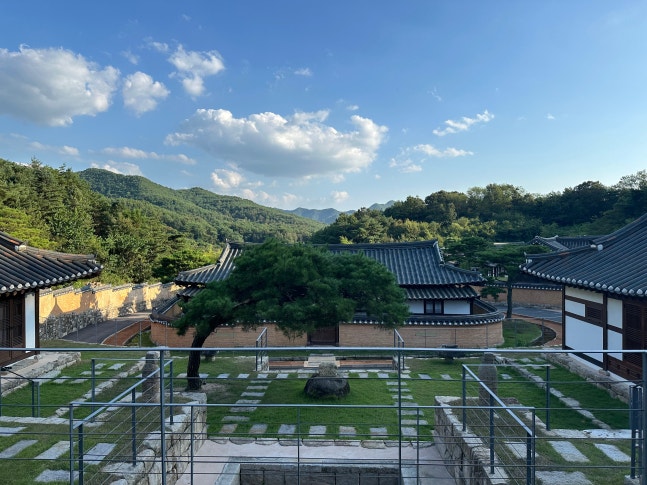 한옥 뒤로 보이는 필가봉/이혜운 기자