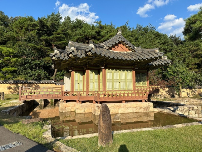 연못 위에 떠 있는 부용정./이혜운 기자