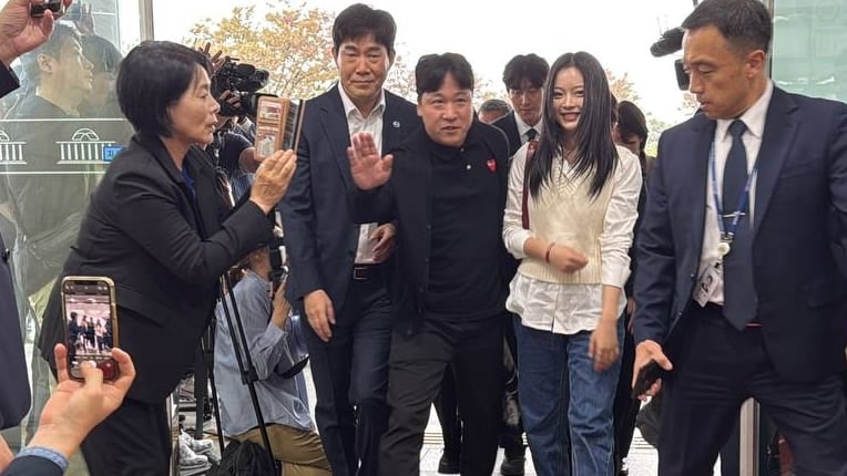 뉴진스 <b>하니 국감</b> 나오자... 최민희, 맨 앞줄서 직관 인증샷