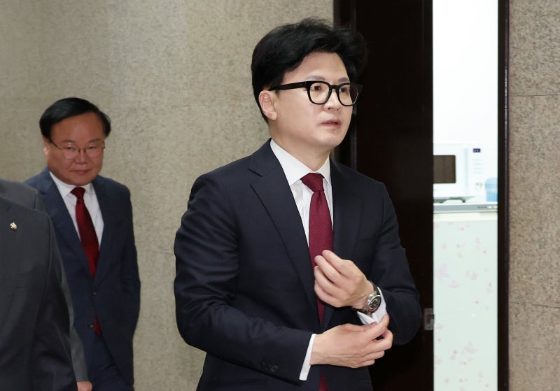 텃밭 지킨 <b>한동훈</b> “김 <b>여사</b>, 대선 약속대로 대외활동 중단해야”