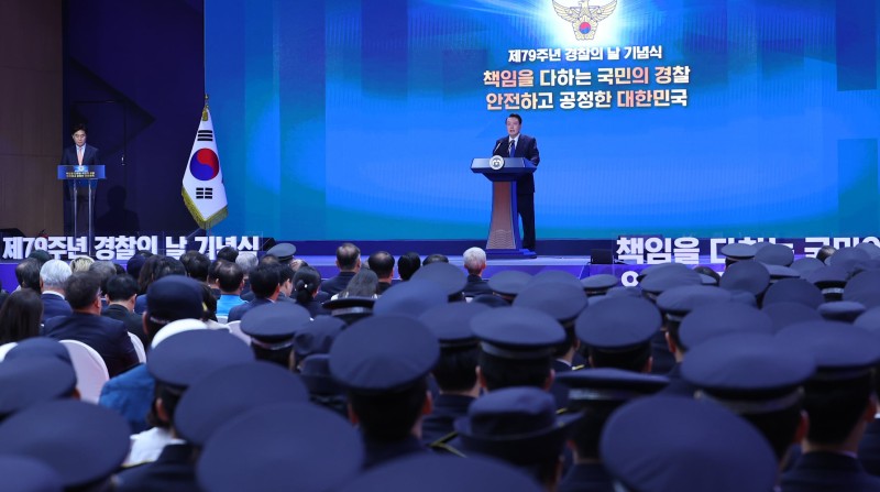 尹대통령 “<b>경찰</b> 법 집행 보호받게 면책 규정 확대”