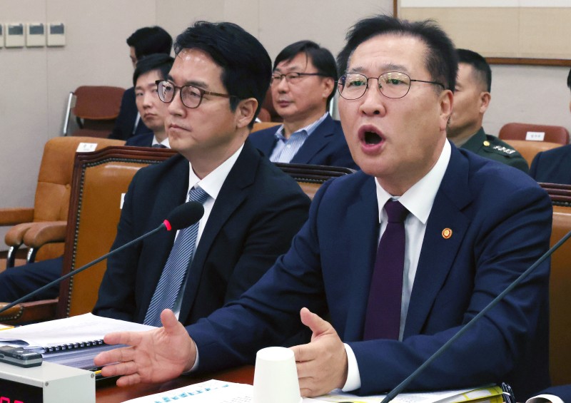 법무장관, ‘<b>이화영</b> 술자리 회유’ 주장에 “조작이면 당장 사표”