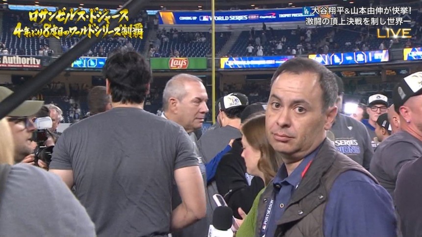 LA ドジャースの誤打だからShoheiが富士TV 取材陣に推定される人物に背を向けた姿./X(昔のツイーター)