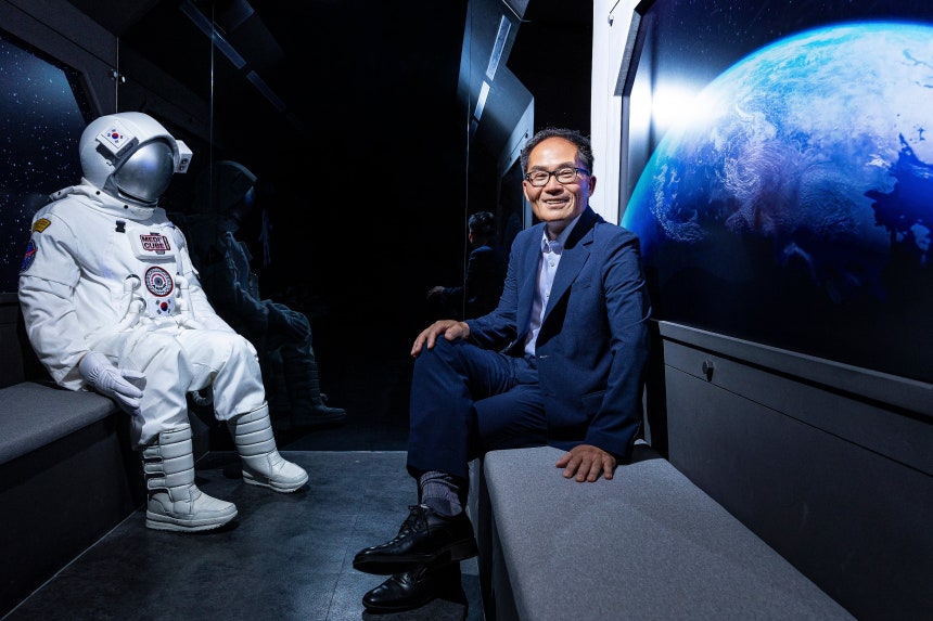 ‘만학도의 전설’로 불리는 우주항공 공학자 공근식 박사가 우주인 모형 가운데서 활짝 웃고 있다. 행성 대기권에 진입하는 우주 탐사선 맨 앞부분의 온도·압력 등 변화 양상을 연구하는 공 박사는 “나중에 우주선을 탄다면