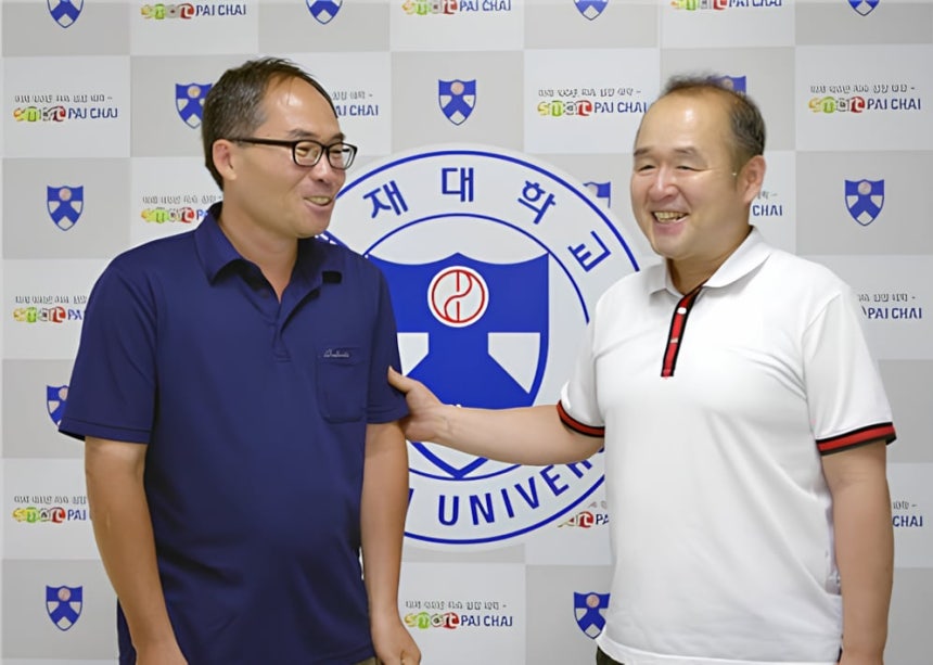 지난 2016년 귀국해 모교 배재대 박종대 교수(오른쪽)와 만난 공근식 박사. 배움의 길을 열어준 은사다. /배재대