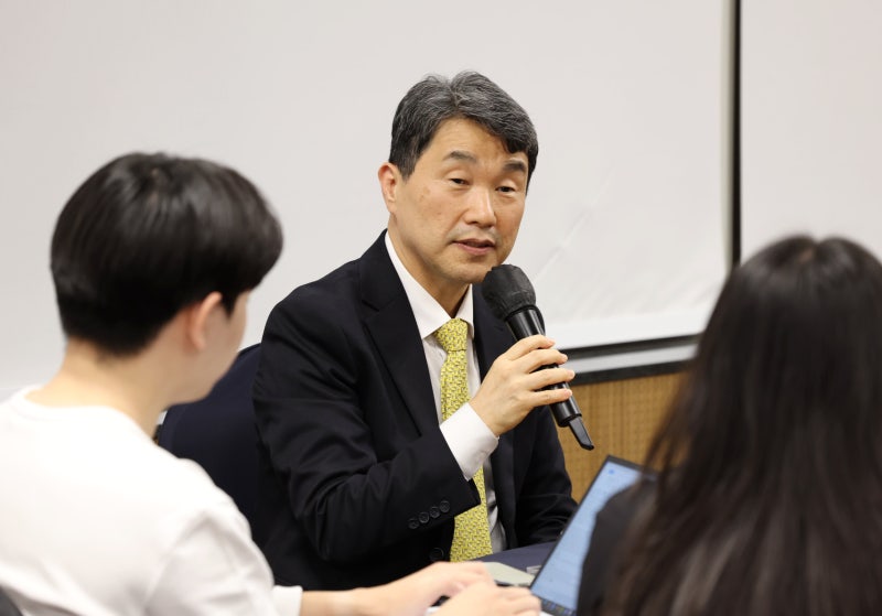 <b>이주호</b> “<b>의대생</b>들 돌아올 거라 믿어... 불신의 벽 높았다, 오해 풀 것”