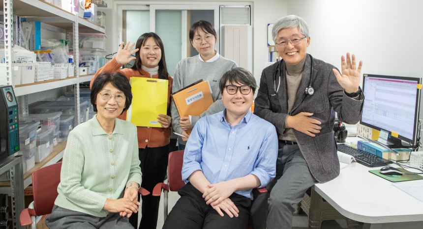 26일 오후 서울 역삼동 서울36의원에서 방문 진료 전문 의료진이 의료품이 비치된 선반과 환자 관리용 컴퓨터가 있는 사무실에서 손을 흔들고 있다. 앞줄 왼쪽부터 시계 방향으로 유은실 대표원장, 김성민 간호사, 이보현