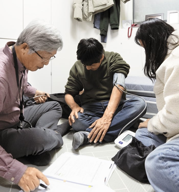 환자의 집으로 '출근' - 이정권(왼쪽) 서울36의원 원장이 간호사(오른쪽)와 방문 진료하는 모습. /김지호 기자