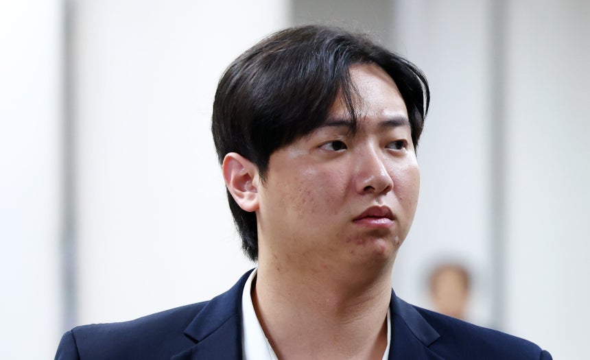 메이저리거 김하성을 협박해 돈을 뜯어낸 혐의를 받는 전 야구 선수 임혜동이 지난 7월 서울 서초구 서울중앙지방법원에서 열린 구속 전 피의자 심문(영장실질심사)에 출석하기 위해 법정으로 향하고 있다. /뉴시스