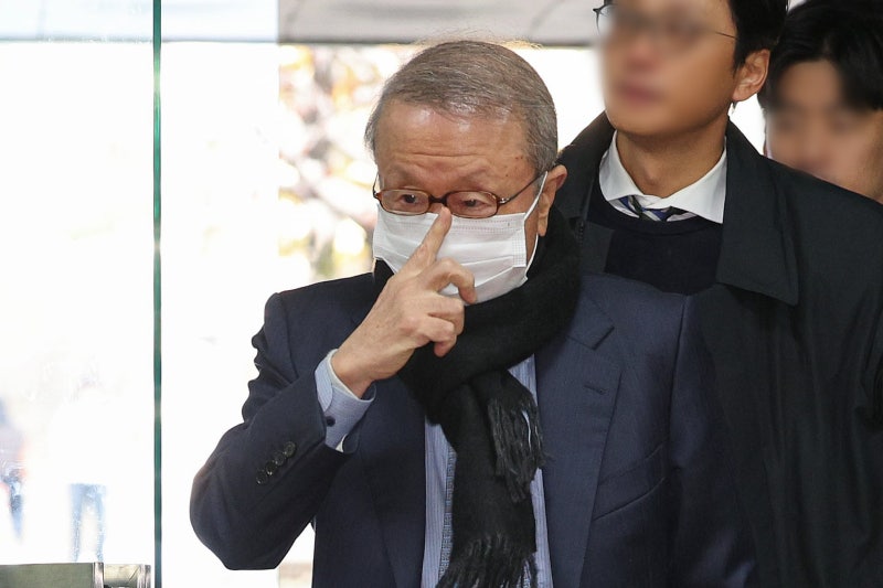 ‘허위광고·배임 혐의’ <b>홍원식</b> 전 <b>남양유업 회장</b>, 영장실질심사 출석
