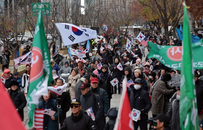 “尹정권 퇴진” vs “민주당 규탄”…좌우로 갈린 <b>광화문</b>