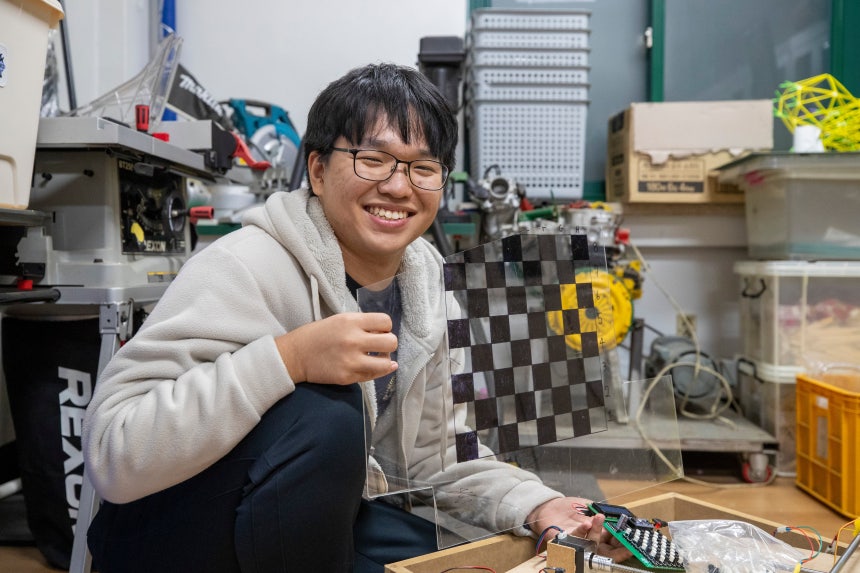 이번 수능에서 전 과목 만점을 받은 서울 광남고 서장협(18)군이 5일 광진구 학교에서 자신이 친구들과 작년에 만든 인공지능 기반 체스 게임기를 들고 웃고 있다. 그는 의대 대신 서울대 컴퓨터공학부 진학을 꿈꾼다. 