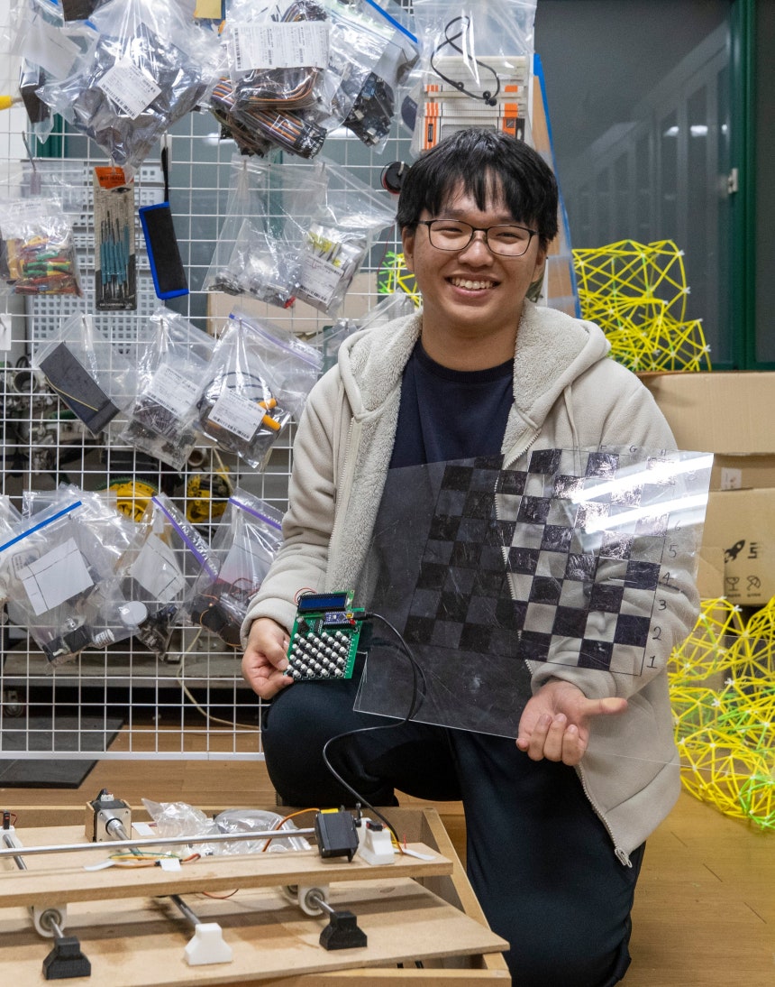 이번 수능에서 전 과목 만점을 받은 서울 광남고 서장협(18)군이 5일 광진구 학교에서 자신이 친구들과 작년에 만든 인공지능 기반 체스 게임기를 들고 웃고 있다. 그는 의대 대신 서울대 컴퓨터공학부 진학을 꿈꾼다. 