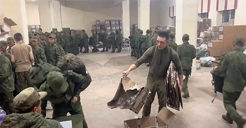 우크라이나 군 전략소통·정보보안센터(SPRAVDI)가 최근 북한군으로 추정되는 군인들이 줄을 서서 러시아 보급품을 받고 있다고 공개한 영상의 한 장면. /SPRAVDI 텔레그램