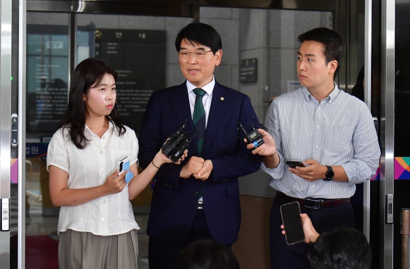 <b>보좌관 성추행</b> 혐의 박완주 前 의원, 징역 1년에 법정 구속