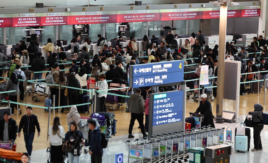 한국 여권 소지자의 중국 무비자 방문이 가능해진 지난 8일 인천국제공항 제1여객터미널 출국장 중국행 항공편 카운터가 여행객으로 붐비고 있다./연합뉴스