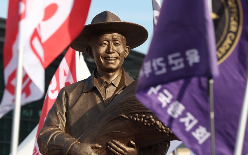 23일 오후 동대구역 광장에 설치된 박정희 동상/연합뉴스