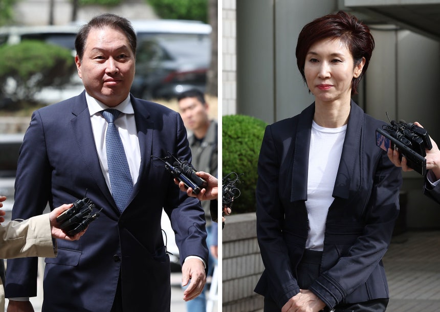 최태원 SK그룹 회장과 노소영 아트센터 나비 관장이 지난 4월 16일 서울 서초구 서울고법에서 열린 이혼 소송 항소심 공판에 출석한 모습. /연합뉴스