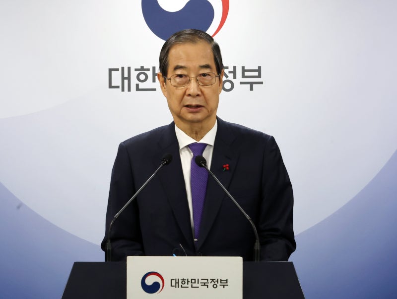 韓대행 “<b>헌법재판관 임명</b>, 여야 합의 때까지 <b>보류</b>”