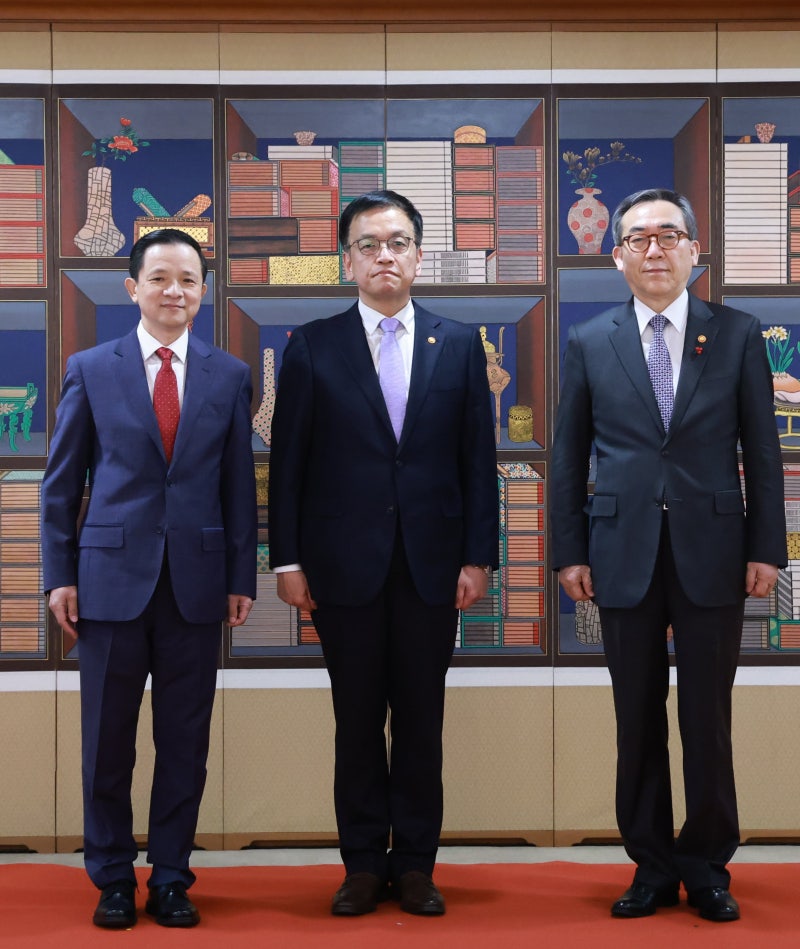 <b>최상목 권한대행</b>, 중국·쿠바 등 9국 대사 <b>신임장</b> 받아