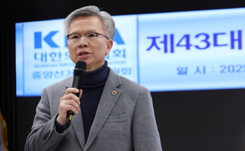 새 <b>의협</b> <b>회장</b> <b>김택우</b> <b>당선</b> “대통령이 추진한 정책 중단해야”