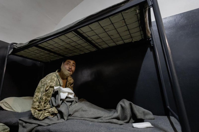 <b>젤렌스키</b> “<b>북한군</b> 2명 <b>생포</b>해 심문 중”… 붕대 감고 구금된 모습 공개