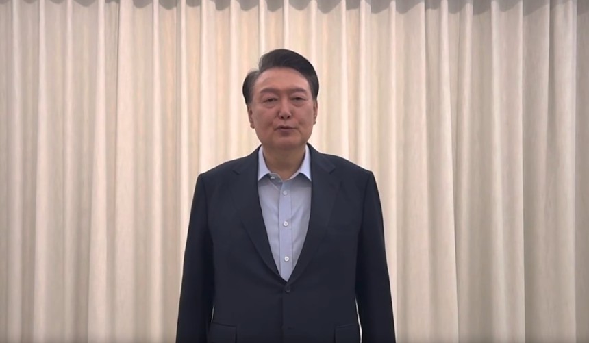 15일 오전 대통령실이 윤석열 대통령이 체포되기 앞서 녹화한 영상 메시지를 언론에 공개했다. /대통령실
