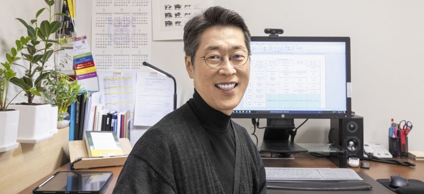 김범석 교수는 "평소 메모해 놓은 노트가 글쓰기의 재료가 된다. 의대 본과 시절, 내 노트를 보고 공부해 졸업한 형들이 많다"며 웃었다. /김지호 기자