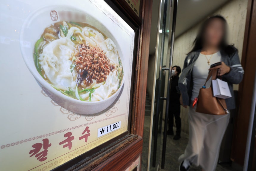 한국소비자원 가격정보종합포털 '참가격'에 따르면 지난해 12월 서울의 칼국수 가격은 9385원을 기록했다. 사진은 지난달 서울 명동거리 한 식당 메뉴판. /연합뉴스