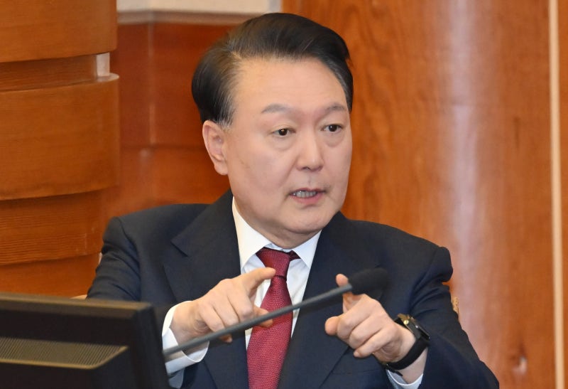 법원, 尹<b>구속 연장</b> 신청 <b>불허</b>... 검찰, 이르면 주말 기소할 듯