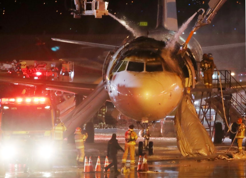 28일 김해국제공항에서 홍콩행 에어부산 항공기에서 화재가 발생해 소방당국이 진화작업을 벌이고 있다. /뉴스1