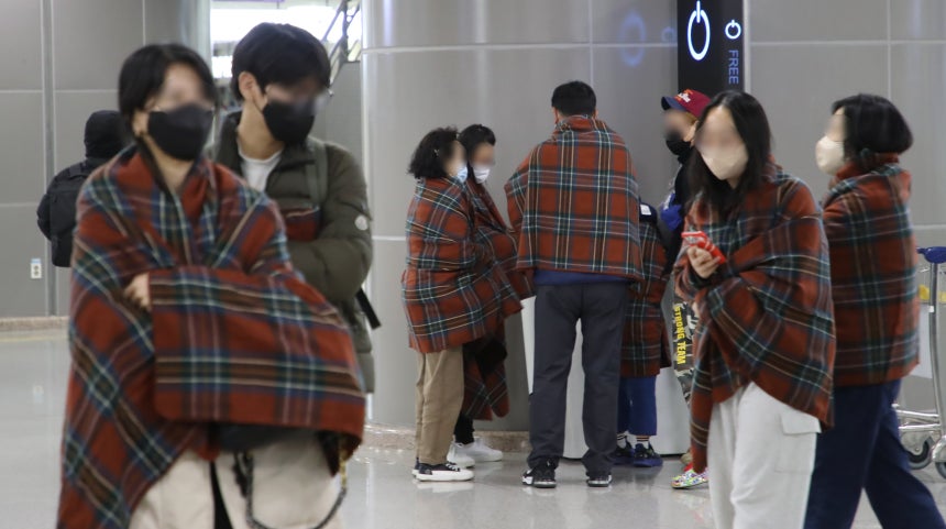 28일 부산 강서구 대저동 김해공항에서 홍콩행 에어부산 항공기에서 화재가 발생한 가운데 사고 항공기에서 탈출한 승객들이 공항에서 대기하고 있다. /뉴스1