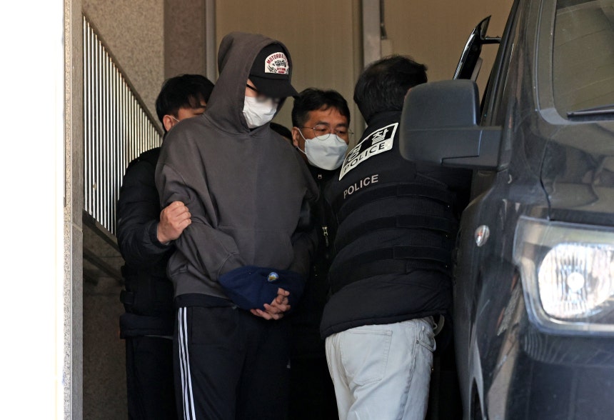 서부지법 난동 사태 당시 '녹색 점퍼 남성'으로 알려진 20대 남성 A씨가 4일 오후 서울 마포구 서부지법에서 열리는 영장실질심사(구속 전 피의자심문)에 출석하기 위해 마포경찰서를 나서고 있다. /뉴스1