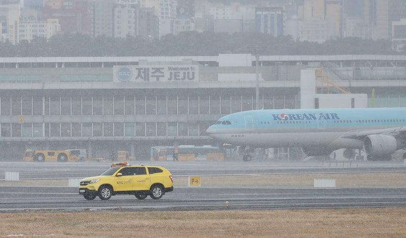 <b>제주공항</b>서 <b>항공기 비상구</b> 손잡이 만져 1시간 넘게 출발 지연
