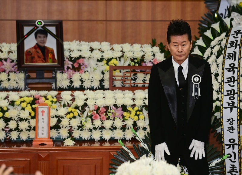 “잘 가, 영원한 나의 라이벌이여”… 태진아, 故 <b>송대관</b> 영결식 추도사
