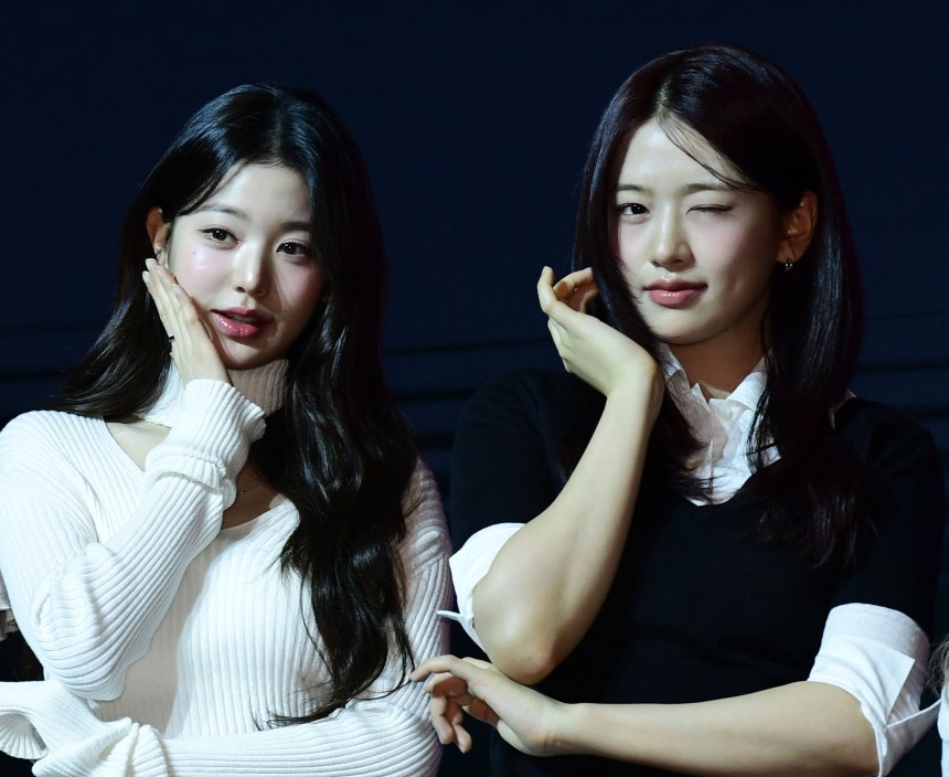 3일 오후 여의도 콘래드서울 그랜드볼룸에서 걸그룹 아이브가 세 번째 미니 앨범 '아이브 엠파시(IVE EMPATHY)'를 발표하고 컴백 기자간담회를 개최했다. 포토타임에서 포즈를 취하고 있는 아이브 장원영, 안유진.