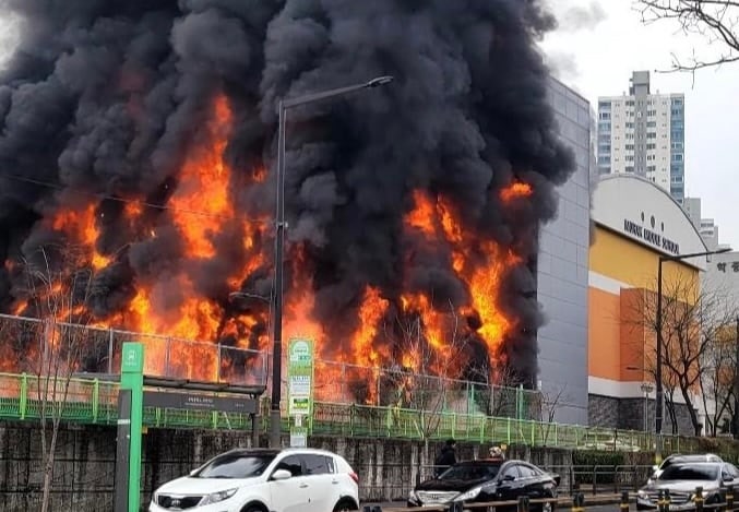 서울 <b>무학여고</b>에 <b>화재</b>…인명 피해 없어