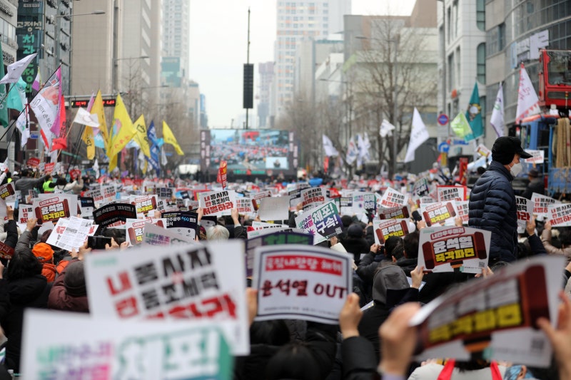 <b>대통령</b>실 “탄핵 집회서 尹 <b>부부 딥페이크</b> 영상...인격 모독, 인권 침해...