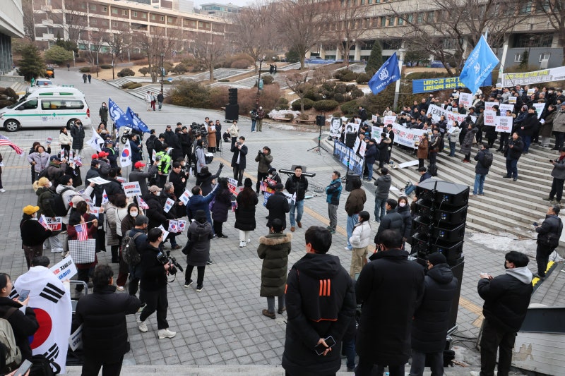 <b>서울대</b>에서 尹<b>탄핵</b> 찬반 <b>집회</b>... 멱살잡이에 욕설까지
