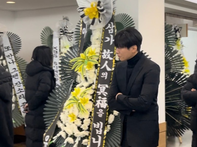 <b>원빈</b>, 김새론 빈소 조문… ‘아저씨’는 연신 눈물 닦았다