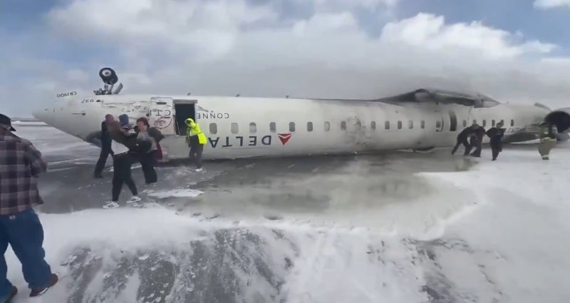 美 <b>여객기</b>, <b>토론토</b> 공항 <b>착륙</b> 중 뒤집혀... 최소 18명 부상