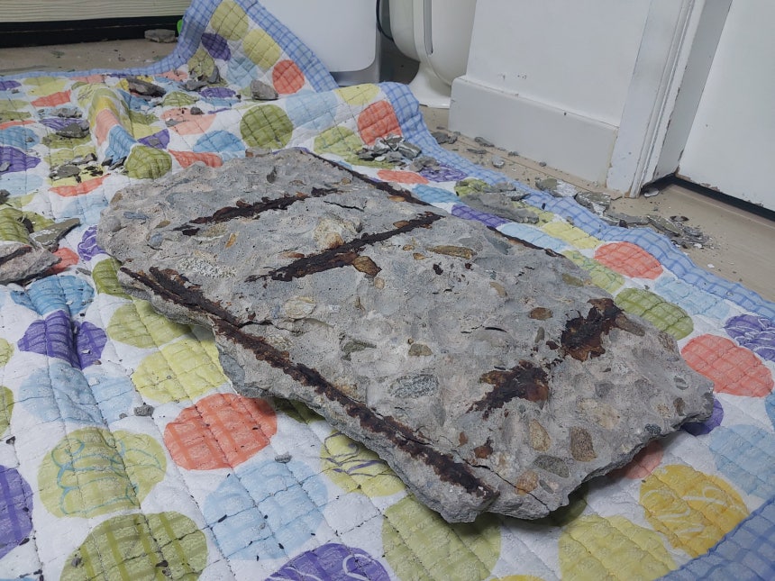 16일 새벽 서울 용산구의 한 아파트 3층 가정집 거실 천장이 내려앉는 사고가 발생했다. 가로 60cm·세로 30cm 크기, 무게 20kg의 콘크리트 덩어리가 거실 바닥으로 떨어졌다. /양인성 기자