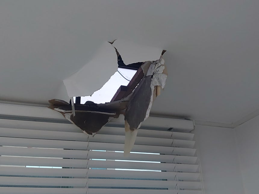 16일 새벽 서울 용산구의 한 아파트 3층 가정집 거실 천장이 내려앉는 사고가 발생했다. 가로 60cm·세로 30cm 크기, 무게 20kg의 콘크리트 덩어리가 거실 바닥으로 떨어졌다. /양인성 기자