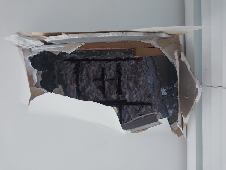 16일 새벽 서울 용산구의 한 아파트 3층 가정집 거실 천장이 내려앉는 사고가 발생했다. 가로 60cm·세로 30cm 크기, 무게 20kg의 콘크리트 덩어리가 거실 바닥으로 떨어졌다. /양인성 기자