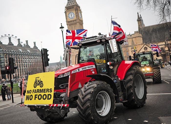 英, 상속세 반대 ‘트랙터 시위’ - 지난 10일 영국 런던의 정부 부처들이 밀집한 화이트홀 일대에서 트랙터를 몰고 나온 농민들이 상속세 부과에 반대하는 시위를 벌이고 있다. 영국 정부는 내년 4월부터 비상장 기업과