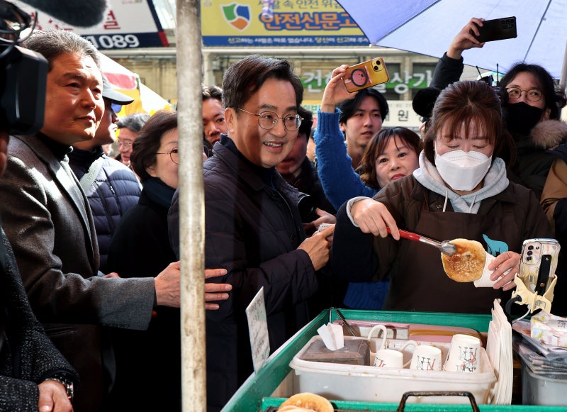 <b>대구</b> 찾은 <b>김동연</b> “<b>제7공화국</b> 시작하자는 호소 드리기 위해 왔다”
