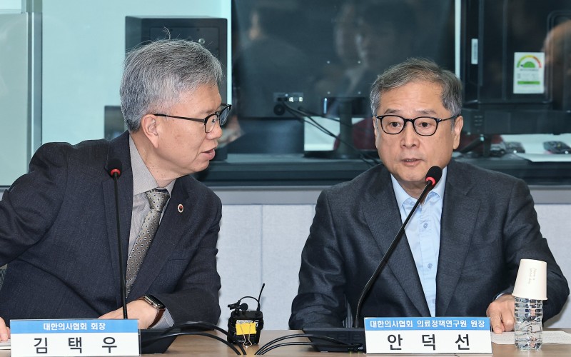 ‘내년 의대 증원 0명’ 꺼냈다가, 코너 몰린 <b>이주호</b>